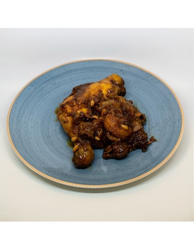 Pollastre rostit amb prunes i pinyons